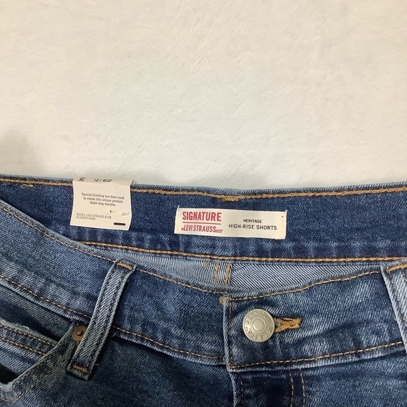Levi’s NWT Women’s High-Rise 5” Shorts Blue Jeans Size 10 / 30 - Picture 5 of 7